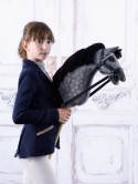 dziewczynka na myszatym hobby horse